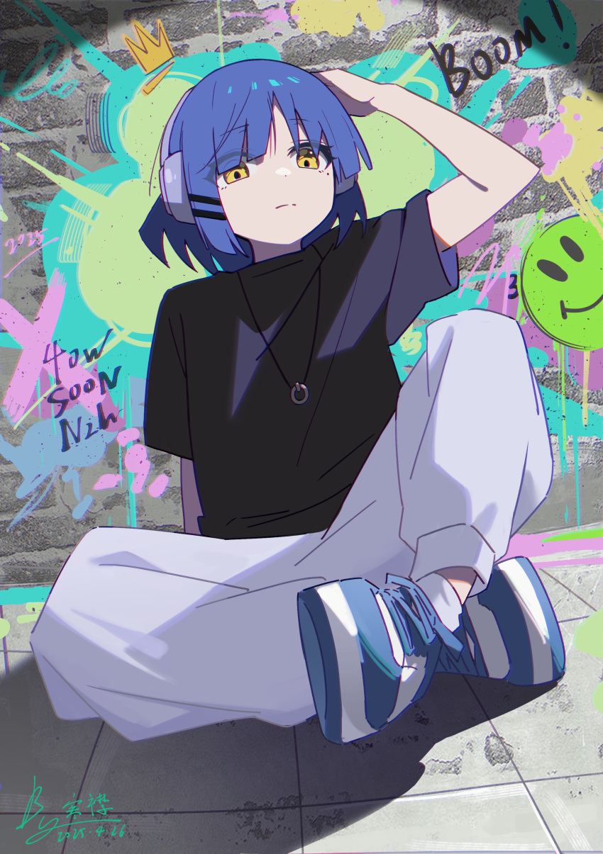 1girl, absurdres, arm_up, black_shirt, blue_hair, bocchi_the_rock!, brick_wall, closed_mouth, crown, dated, english_text, graffiti, grey_wall, hair_ornament, hand_on_own_head, headset, highres, jewelry, light_frown, looking_at_viewer, looking_down, mole, mole_under_eye, necklace, on_floor, pants, samu_eri, shadow, shirt, shoes, short_hair, short_sleeves, signature, sitting, sneakers, socks, solo, stone_floor, sweatpants, t-shirt, white_pants, white_socks, yamada_ryo, yellow_eyes