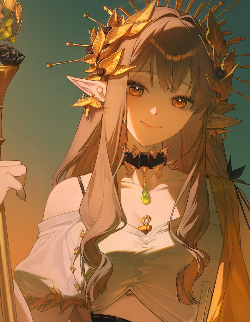 1girl, arknights, asymmetrical_shirt, bd_x0x, black_choker, brown_hair, choker, collarbone, double-parted_bangs, earrings, gem, gradient_background, green_gemstone, head_wreath, highres, holding, holding_staff, jewelry, leaf_earrings, long_hair, long_pointy_ears, looking_at_viewer, mole, mole_under_eye, muelsyse_(arknights), muelsyse_(golden_reverie)_(arknights), off-shoulder_shirt, off_shoulder, orange_eyes, pendant_choker, pointy_ears, shirt, sidelocks, single_bare_shoulder, smile, solo, staff, straight-on, upper_body, white_shirt
