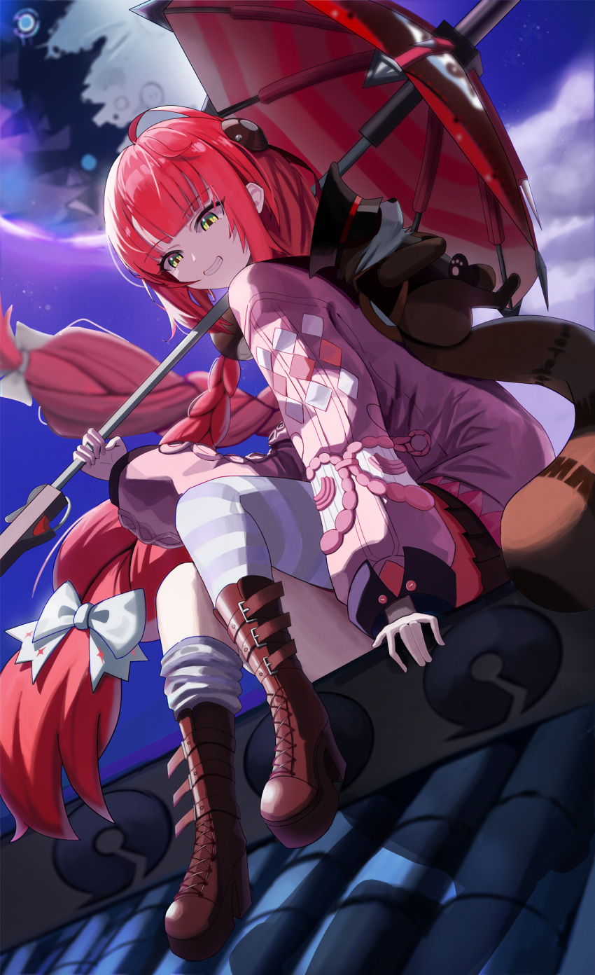 1girl, animal_on_back, black_hat, black_sailor_collar, boots, bow, bowtie, brown_boots, cardigan, chest_bow, gang_ryeol, green_hair, hat, highres, holding, holding_umbrella, long_hair, loose_thighhigh, night, outdoors, pink_cardigan, raccoon, red_hair, red_umbrella, sailor_collar, school_uniform, sitting, smile, striped_clothes, striped_thighhighs, thigh-highs, twintails, ukinami_yuzuha, umbrella, white_bow, white_bowtie, zenless_zone_zero