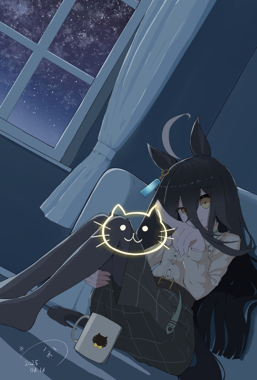 1girl, ahoge, belt, black_belt, black_hair, black_pantyhose, black_skirt, closed_mouth