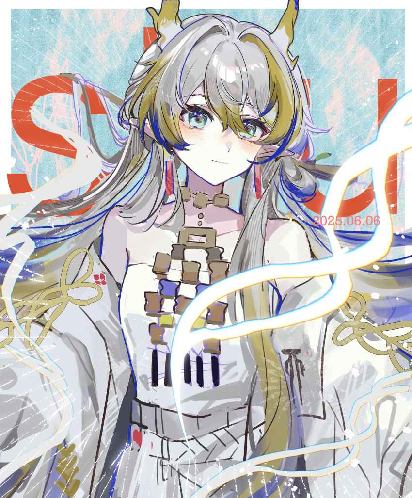 1girl, absurdres, aqua_eyes, arknights, bare_shoulders, blonde_hair, blue_hair, blush, character_name, chasansui, chinese_commentary, closed_mouth, commentary_request, dated, dragon_girl, dragon_horns, earrings, emphasis_lines, grey_hair, hair_between_eyes, highres, horns, jacket, jewelry, long_hair, looking_at_viewer, multicolored_hair, necklace, off_shoulder, pointy_ears, shu_(arknights), smile, solo, strapless, tube_top, white_jacket, white_tube_top