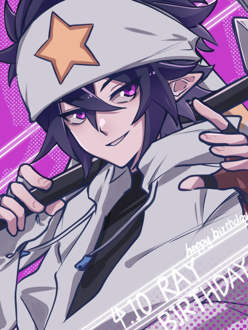 1boy, aotu_world, asymmetrical_gloves, bandana, black_gloves, black_hair, black_shirt, chinese_commentary, dated, drawstring, fingerless_gloves, gloves, grin, hair_between_eyes, happy_birthday, headband, highres, holding, holding_weapon, hongxianglinqin-yanyuhuihui, hood, hood_down, hooded_jacket, hoodie, jacket, long_sleeves, looking_at_viewer, male_focus, parted_lips, pointy_ears, purple_background, ray_(aotu_world), shirt, short_hair, simple_background, smile, solo, star_(symbol), star_print, turtleneck, upper_body, violet_eyes, weapon, white_gloves, white_headband, white_jacket