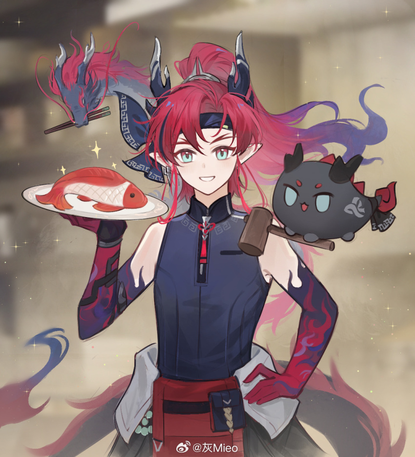 1boy, aqua_eyes, arknights, bare_shoulders, black_headband, black_shirt, blurry, blurry_background, colored_extremities, colored_skin, dragon, dragon_boy, dragon_bubble_(arknights), dragon_horns, dragon_tail, eastern_dragon, eastern_dragon_horns, eastern_dragon_tail, fish_(food), forked_eyebrows, grin, hair_intakes, hand_on_own_hip, headband, highres, horns, hui_mieo, long_hair, looking_at_viewer, male_focus, plate, pointy_ears, red_hair, red_skin, shirt, sleeveless, sleeveless_shirt, smile, solo, tail, upper_body, watermark, weibo_watermark, yu_(arknights)