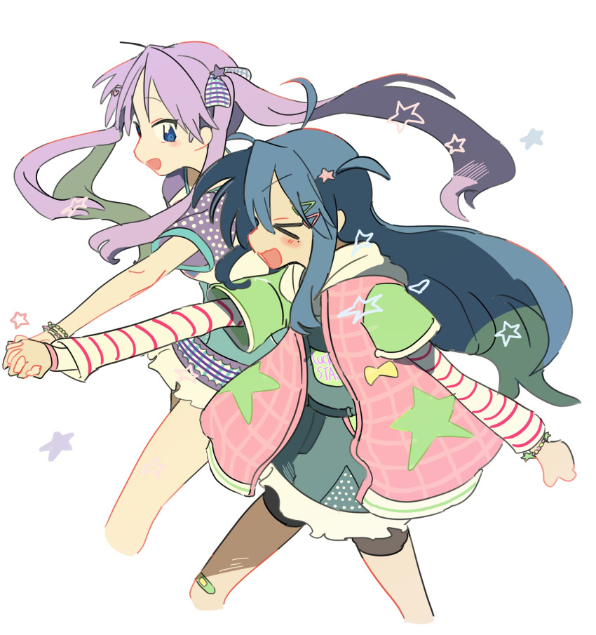 >_<, 2girls, ahoge, bandage_on_knee, blue_eyes, blue_hair, blush, bow, bracelet, clenched_hands, denim, denim_skirt, gingham, gingham_bow, green_star, hair_ornament, hairclip, heart, heart_hair_ornament, highres, hiiragi_kagami, holding_hands, hood, hoodie, izumi_konata, jewelry, konokawa, long_hair, lucky_star, multiple_girls, pink_vest, polka_dot, purple_hair, raglan_sleeves, shadow, skirt, star_(symbol), star_hair_ornament, striped_sleeves, twintails, vest, white_background, yellow_bow