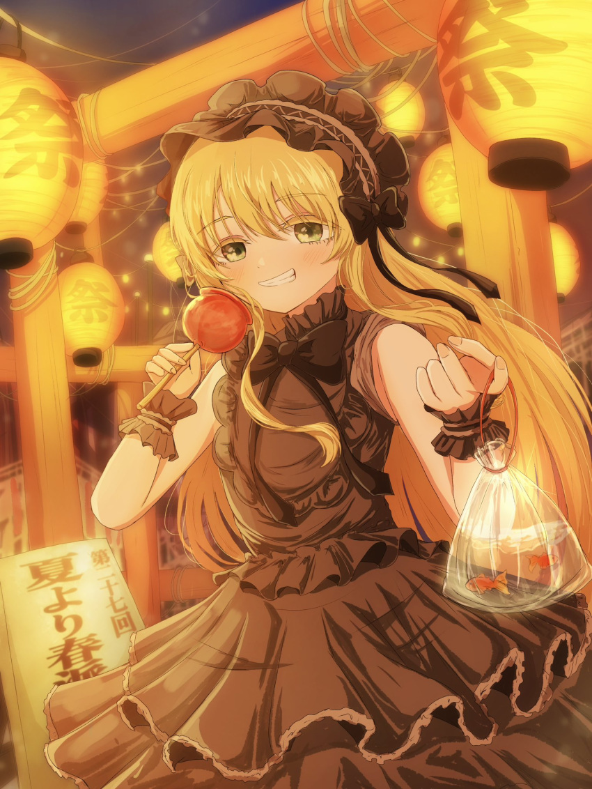 1girl, bag, bagged_fish, bib_collar, black_bow, black_dress, black_hairband, black_wrist_cuffs, blonde_hair, bow, bow_hairband, collared_dress, colored_eyelashes, cowboy_shot, dei_matsuri, dress, dress_bow, festival, fish, food, foreshortening, frilled_dress, frilled_hairband, frilled_shirt_collar, frilled_wrist_cuffs, frills, goldfish, gothic_lolita, green_eyes, grin, hair_between_eyes, hairband, hands_up, high_collar, highres, holding, holding_candy_apple, holding_food, kimi_no_koto_ga_dai_dai_dai_dai_daisuki_na_100-nin_no_kanojo, kusanochika, lantern, light_blush, lolita_fashion, lolita_hairband, long_hair, looking_at_viewer, night, night_sky, open_mouth, outdoors, paper_lantern, sidelocks, sky, sleeves_rolled_up, smile, very_long_hair, wrist_cuffs