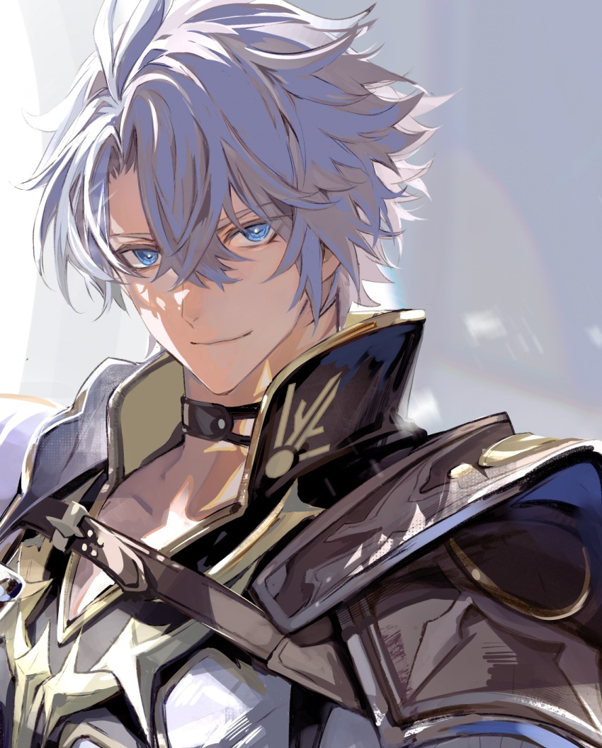1boy, armor, blue_eyes, choker, commentary_request, gold_trim, grey_background, grey_hair, highres, honkai:_star_rail, honkai_(series), looking_at_viewer, male_focus, mori_morii, phainon_(honkai:_star_rail), shirt, shoulder_armor, simple_background, smile, solo, upper_body, white_shirt