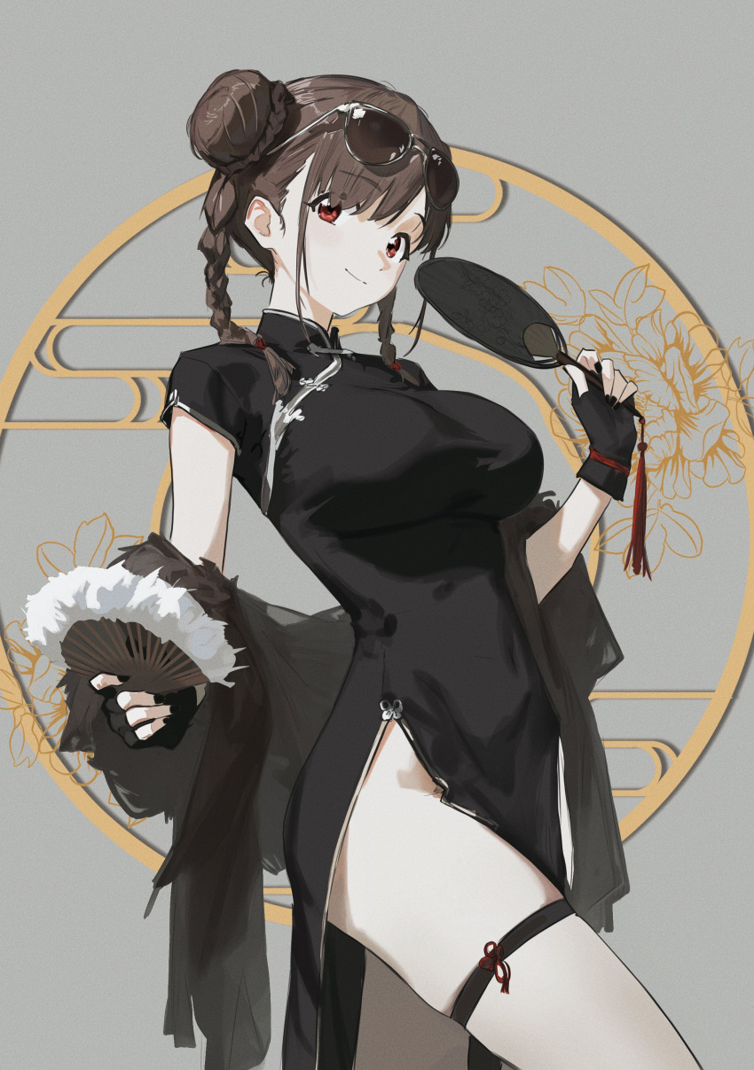 1girl, absurdres, black_dress, black_gloves, black_nails, black_shawl, blunt_bangs, braid, breasts, brown_hair, china_dress, chinese_clothes, cobwvmeti, contrapposto, cowboy_shot, double_bun, dress, eyelashes, eyewear_on_head, fanged_bangs, fingerless_gloves, folding_fan, fur_shawl, gloves, grey_background, hair_bun, hand_fan, highres, idolmaster, idolmaster_shiny_colors, impossible_clothes, large_breasts, light_smile, medium_hair, pelvic_curtain, red_eyes, shawl, skindentation, smile, solo, sonoda_chiyoko, sunglasses, thigh_strap, twin_braids