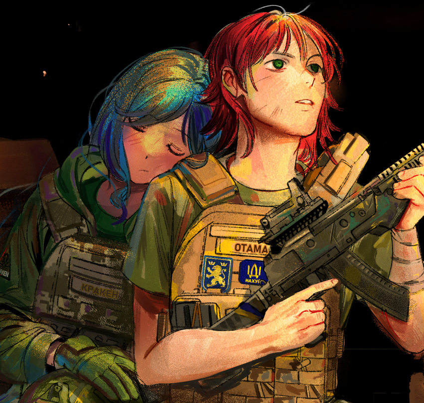 1boy, 1girl, assault_rifle, blue_hair, callsign, closed_eyes, closed_mouth, cyrillic, gloves, green_eyes, gun, highres, holding, holding_gun, holding_weapon, idi_nahui, kenneth_del_duca, kraken_(japanon), long_hair, military, military_combat_uniform, military_uniform, original, parted_lips, red_hair, rifle, shirt, short_hair, short_sleeves, sleeping, t-shirt, tactical_clothes, tomboy, trigger_discipline, upper_body, usergore, weapon