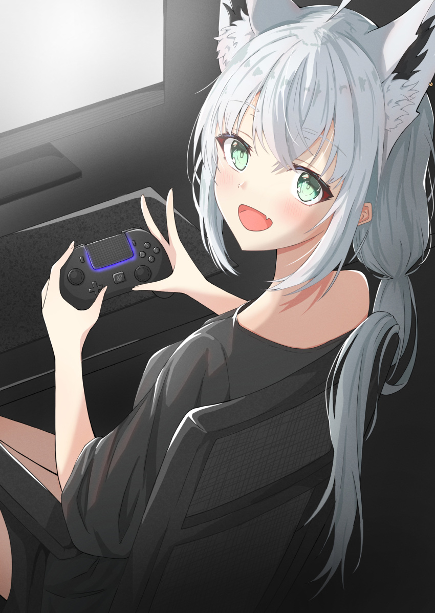 1girl, ahoge, animal_ear_fluff, animal_ears, black_shirt, blush, braid, chair, chikuwa_(user_kngc4387), commentary, computer_keyboard, controller, extra_ears, fang, fox_ears, fox_girl, game_controller, green_eyes, hair_between_eyes, highres, holding, holding_controller, holding_game_controller, hololive, long_hair, looking_at_viewer, looking_back, monitor, open_mouth, shirakami_fubuki, shirakami_fubuki_(loungewear), shirt, sidelocks, single_braid, sitting, skin_fang, solo, virtual_youtuber, white_hair