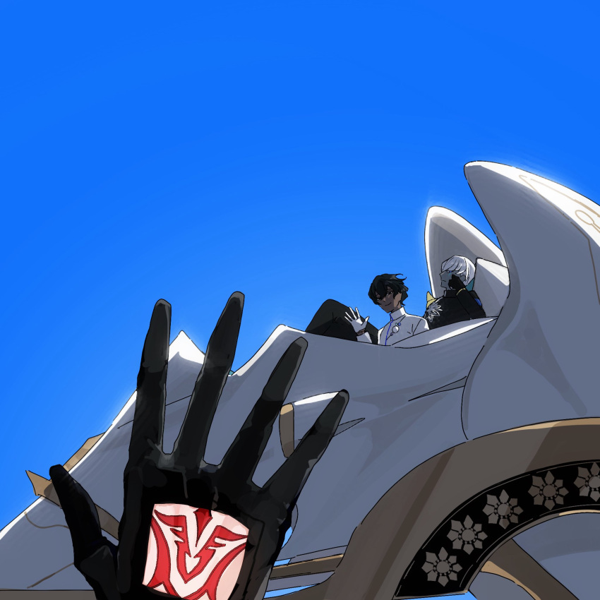 2boys, arjuna_(fate), black_gloves, black_hair, blue_background, clothing_cutout, fate/grand_order, fate_(series)