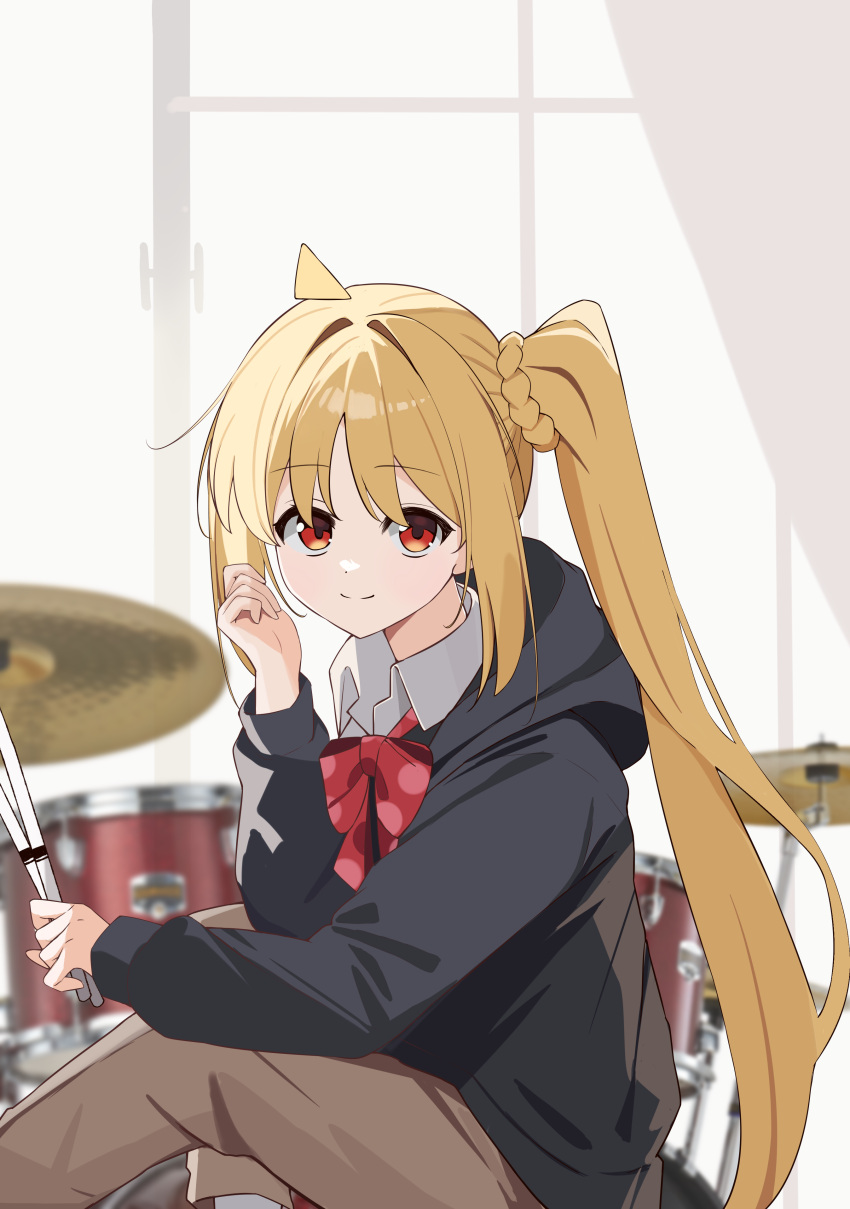 1girl, absurdres, ahoge, black_hood, blonde_hair, blurry, blurry_background, bocchi_the_rock!