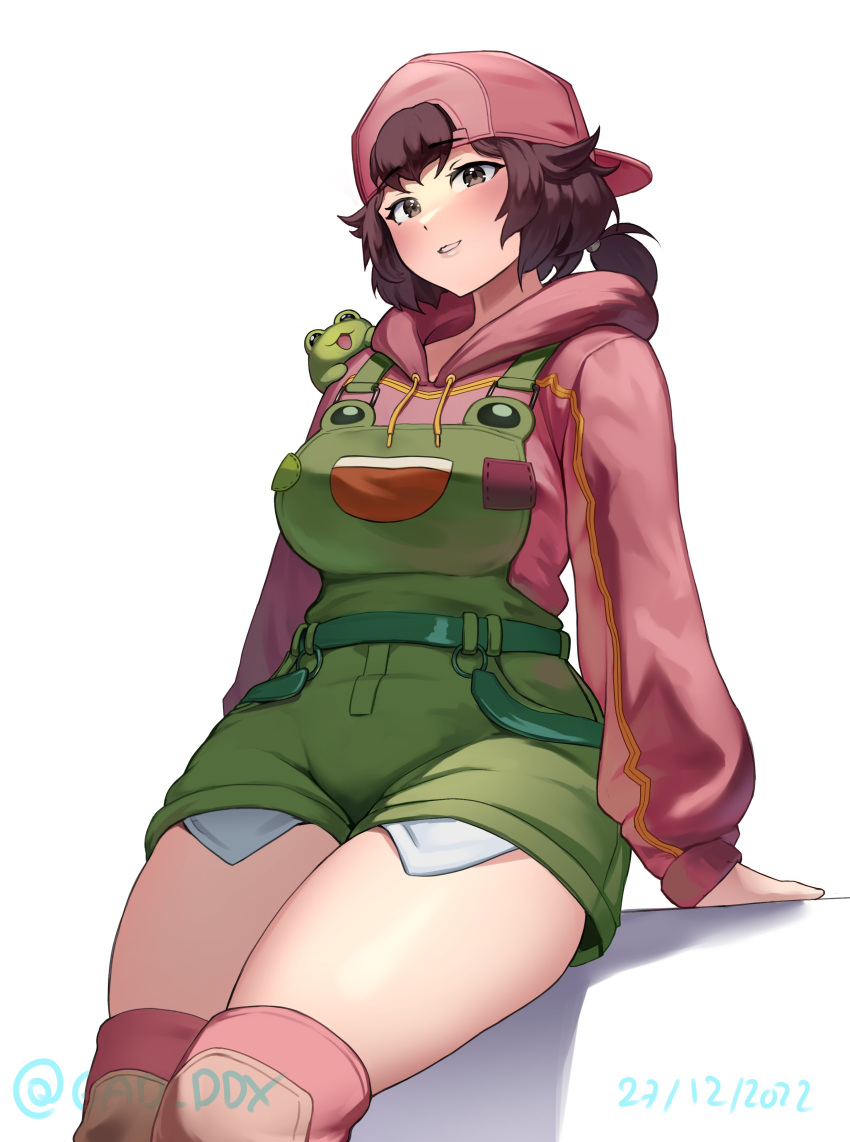 1girl, absurdres, animal_print, backwards_hat, baseball_cap, belt, bethy, blush, breasts, brown_eyes, brown_hair, commentary, commission, cowboy_shot, dated, dot_nose, english_commentary, frog_on_shoulder, frog_print, gad_the_god, green_belt, green_overalls, green_suspenders, grey_scrunchie, hair_ornament, hair_scrunchie, hat, highres, hood, hood_down, hoodie, indie_virtual_youtuber, knee_pads, large_breasts, lips, long_sleeves, looking_at_viewer, medium_hair, overalls, parted_lips, pink_hat, pink_hoodie, scrunchie, short_twintails, simple_background, sitting, smile, solo, thick_thighs, thighs, tomboy, twintails, twitter_username, virtual_youtuber, white_background