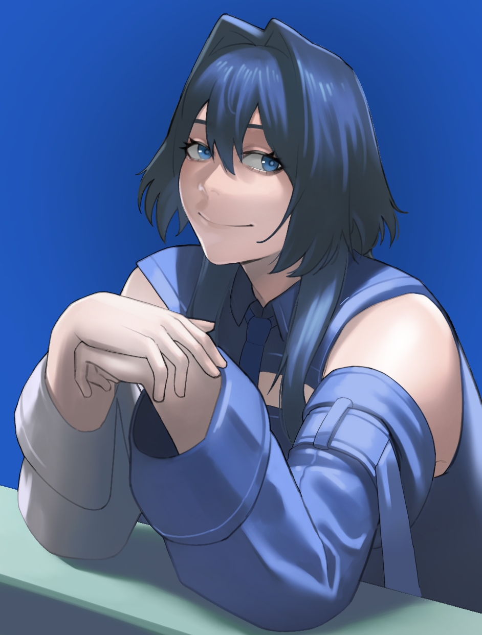 1girl, asymmetrical_sleeves, avrgandordinary, black_hair, blue_background, blue_eyes, blue_jacket, blue_necktie, blue_sleeves, closed_mouth, hair_intakes, highres, hololive, hololive_english, jacket, medium_hair, mismatched_sleeves, necktie, ouro_kronii, ouro_kronii_(4th_costume), smile, solo, virtual_youtuber, white_sleeves, wolf_cut