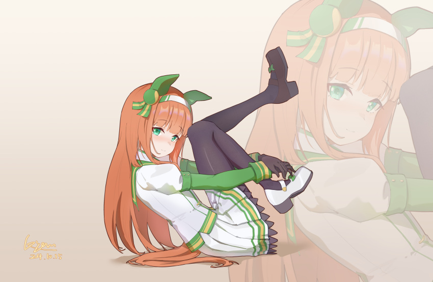 1girl, absurdres, animal_ears, aqua_eyes, black_gloves, black_pantyhose, blush, brown_background, closed_mouth, commentary_request, full_body, gloves, green_ribbon, green_sleeve_cuffs, hair_ribbon, hairband, happy, high_heels, highres, horse_ears, horse_girl, horse_tail, hugging_own_legs, kailu_(531002068), lace-trimmed_skirt, lace_trim, layered_sleeves, legs_up, long_hair, long_sleeves, looking_at_viewer, mary_janes, miniskirt, orange_hair, pantyhose, pleated_skirt, puffy_short_sleeves, puffy_sleeves, pumps, ribbon, shadow, shirt, shoes, short_over_long_sleeves, short_sleeves, silence_suzuka_(umamusume), single_stripe, sitting, skirt, sleeve_cuffs, smile, solo, sphere_hair_ornament, straight_hair, striped_ribbon, tail, umamusume, very_long_hair, white_hairband, white_shirt, white_shoes, white_skirt, zoom_layer