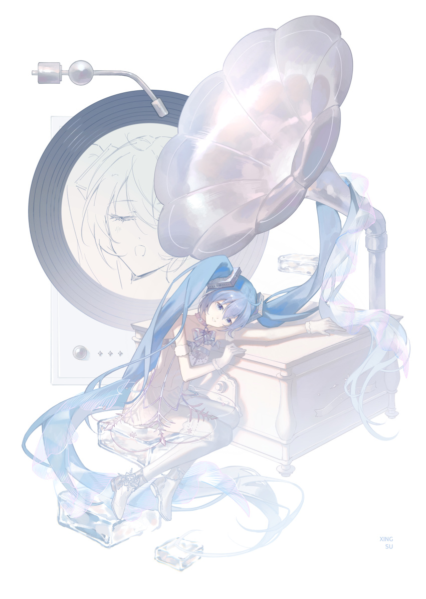 1girl, absurdres, ahoge, ballerina, ballet_slippers, blue_eyes, blue_hair, christmas, closed_mouth, collarbone, dress, gloves, gramophone_miku, gramophone_miku_(frostflower), hair_between_eyes, hair_ornament, hatsune_miku, highres, kuixingsuren, long_hair, miku_symphony_(vocaloid), official_alternate_costume, official_alternate_hairstyle, phonograph, short_dress, simple_background, smile, solo, strapless, strapless_dress, tutu, twintails, very_long_hair, vocaloid, white_background, white_gloves