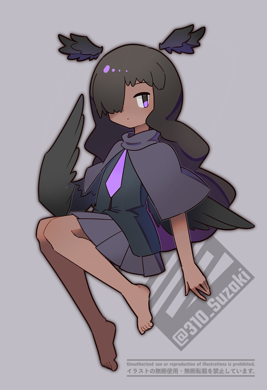 1girl, barefoot, bella_the_seeker_crow, black_hair, black_shirt, black_wings, capelet, closed_mouth, commentary, dark-skinned_female, dark_skin, detached_wings, english_commentary, expressionless, feathered_wings, full_body, grey_background, grey_capelet, grey_skirt, hair_over_one_eye, head_wings, highres, long_hair, looking_at_viewer, necktie, pleated_skirt, purple_necktie, rabbit_and_steel, shirt, skirt, solo, suzaki-san, violet_eyes, wings