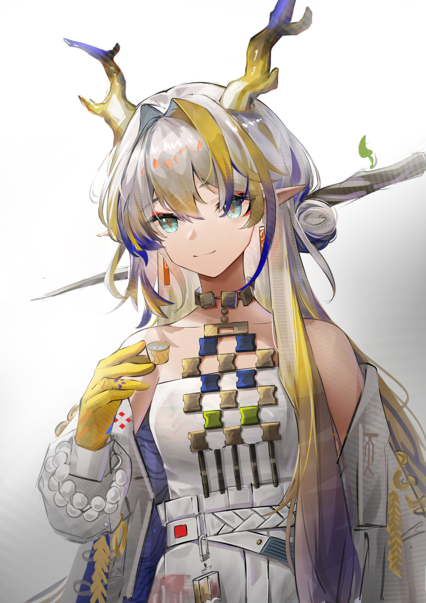1girl, absurdres, arknights, bare_shoulders, beads, belt, blonde_hair, chinese_commentary, closed_mouth, colored_extremities, commentary, dragon_girl, dragon_horns, earrings, green_eyes, grey_background, hair_between_eyes, hair_intakes, highres, holding, horns, jacket, jewelry, liuyunnnn, long_hair, long_sleeves, looking_at_viewer, multicolored_hair, necklace, off_shoulder, orange_pupils, pointy_ears, purple_hair, shu_(arknights), smile, solo, strapless, tube_top, white_background, white_belt, white_hair, white_jacket, white_tube_top