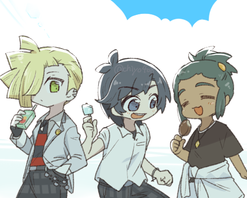 3boys, =_=, belt, black_belt, black_eyes, black_hair, black_shirt, blonde_hair