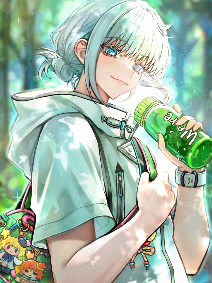 1boy, aegyo_sal, artoria_caster_(fate), artoria_pendragon_(fate), bag, blue_eyes, blurry, blurry_background