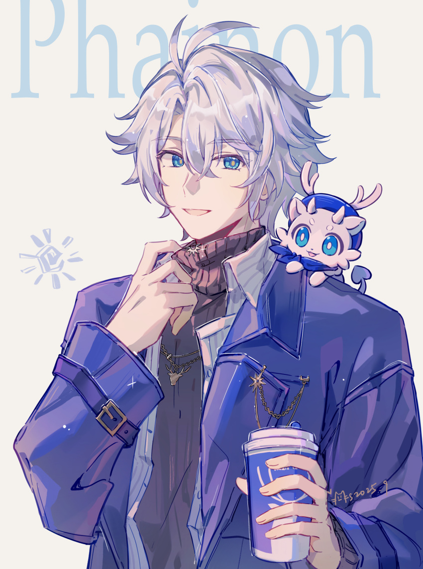 1boy, absurdres, antenna_hair, black_sweater, blue_coat, blue_eyes, character_name, chimera_(honkai:_star_rail), clothes_tug, coat, commentary, cup, deer_necklace, disposable_coffee_cup, disposable_cup, hair_between_eyes, highres, holding, holding_cup, honkai:_star_rail, honkai_(series), looking_at_viewer, male_focus, official_alternate_costume, open_clothes, open_coat, open_mouth, open_shirt, phainon_(honkai:_star_rail), phainon_(luckin_coffee)_(honkai:_star_rail), phainon_(vigethos)_(honkai:_star_rail), shirt, short_hair, simple_background, smile, solo, sweater, symbol-only_commentary, turtleneck, turtleneck_sweater, upper_body, white_hair, white_shirt, yizhixiaopomao
