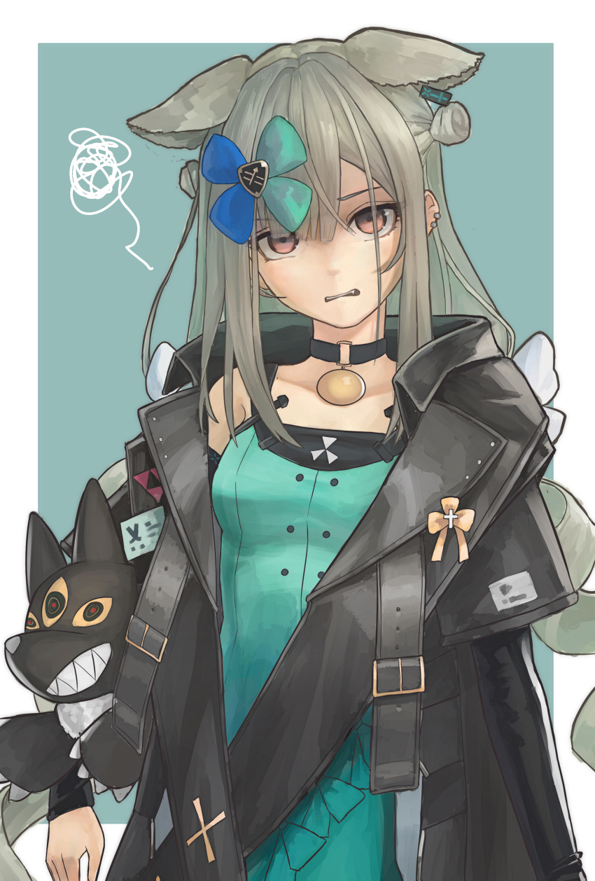 1girl, absurdres, animal_ear_piercing, animal_ears, arknights, black_choker, black_jacket, border, breasts, cat_ears, cat_girl, chinese_commentary, choker, commentary, doll, dress, drill_hair, ear_piercing, green_background, green_dress, hair_over_one_eye, hair_ribbon, head_tilt, highres, holding, holding_doll, infection_monitor_(arknights), jacket, light_frown, long_hair, looking_at_viewer, medium_breasts, morpheus_(arknights), open_clothes, open_jacket, orange_eyes, outside_border, paina_(xc428), piercing, ribbon, solo, squiggle, straight-on, swept_bangs, tsurime, twin_drills, upper_body, upturned_eyes, wavy_mouth, white_border