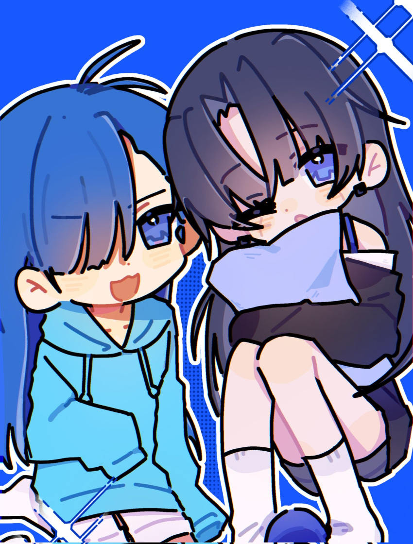 2girls, :3, ado_(utaite), ahoge, black_hair, black_shirt, blue_background, blue_eyes