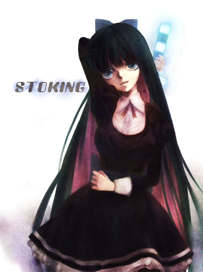 arm_up, bangs, black_dress, blue_eyes, blunt_bangs, dress, eyelashes, highres, lolita_fashion, long_hair, multicolored_hair, panty_&amp;_stocking_with_garterbelt, simple_background, solo, stocking_(character), stocking_(psg), striped, stripes_i_&amp;_ii, sword, two-tone_hair, very_long_hair, weapon, white_background, yukino_neko