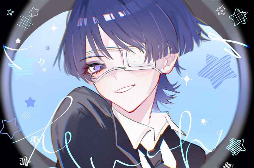 1boy, black_jacket, black_necktie, black_sleeves, blue_background, blunt_ends, blush, collared_shirt, cranberry11_207, cursive, eyeliner, eyepatch, eyeshadow, genshin_impact, highres, jacket, looking_at_viewer, makeup, male_focus, medical_eyepatch, monitoring_(vocaloid), necktie, open_mouth, parody, portrait, pov_peephole, purple_hair, red_eyeliner, red_eyeshadow, scaramouche_(genshin_impact), shirt, solo, star_(symbol), tsurime, undershirt, violet_eyes, white_mouth, white_shirt, wispy_bangs