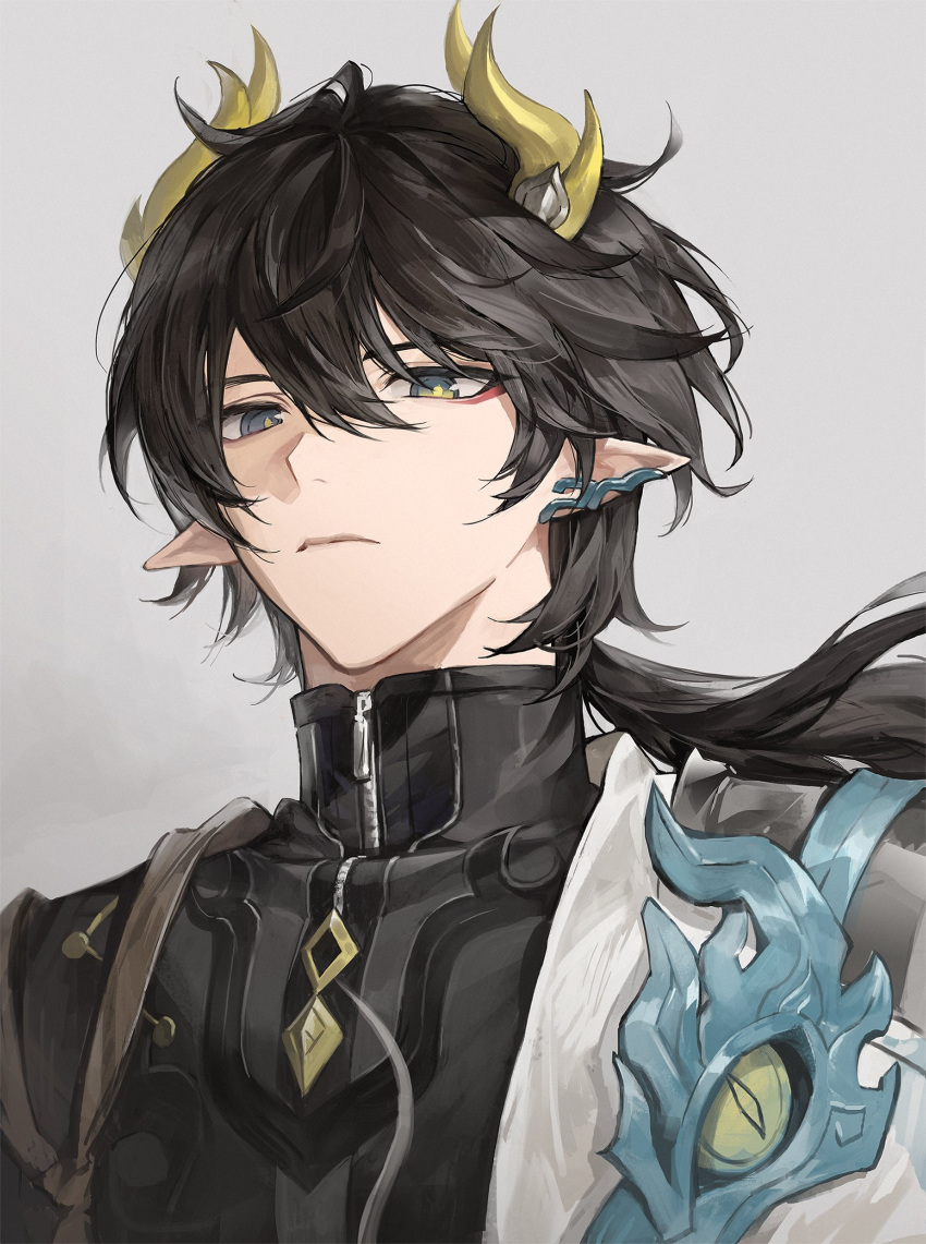 1boy, black_hair, black_shirt, closed_mouth, collared_shirt, commentary, dan_heng_(honkai:_star_rail), dan_heng_(permansor_terrae)_(honkai:_star_rail), dragon_boy, dragon_horns, ear_covers, frown, green_eyes, grey_background, hair_between_eyes, highres, honkai:_star_rail, honkai_(series), horns, long_hair, male_focus, pointy_ears, ponytail, portrait, shirt, short_hair, simple_background, solo, symbol-only_commentary, upper_body, ven0305, yellow_horns, zipper, zipper_pull_tab