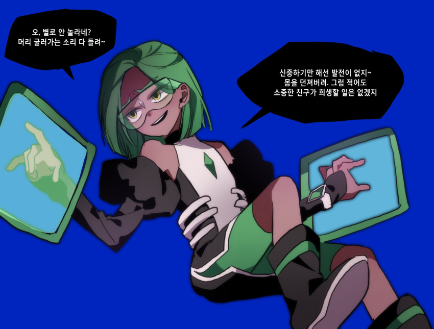 1girl, alternate_costume, bare_shoulders, black_boots, black_dress, blue_background, boots, commentary_request, dark-skinned_female, dark_skin, detached_sleeves, dress, emptyname0501, full_body, goggles, green_hair, green_leaf_(rainbow_bubblegem), green_shorts, highres, holographic_monitor, korean_commentary, korean_text, magical_girl, puffy_sleeves, rainbow_bubblegem, short_hair, shorts, shorts_under_dress, simple_background, smile, solo, translation_request, yellow_eyes