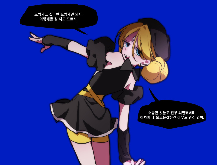 1girl, alternate_costume, black_dress, black_hat, blonde_hair, blue_background, blue_eyes, commentary_request, detached_sleeves, dress, emptyname0501, half-closed_eyes, hat, highres, korean_commentary, korean_text, magical_girl, open_mouth, rainbow_bubblegem, short_hair, shorts, shorts_under_dress, simple_background, smile, solo, speech_bubble, standing, translation_request, yellow_gold_(rainbow_bubblegem), yellow_shorts