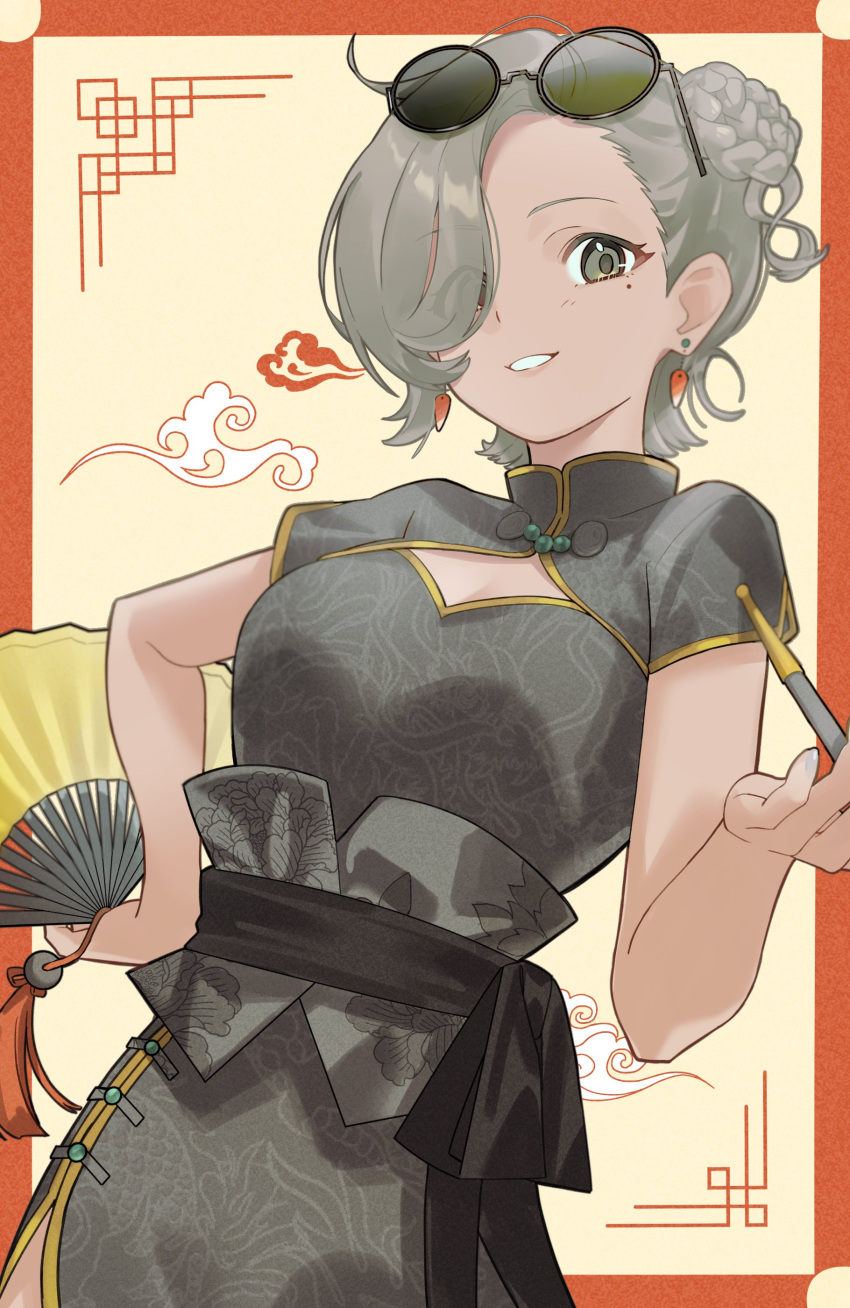 1girl, absurdres, black_dress, blonde_hair, border, breasts, brown_eyes, china_dress, chinese_clothes, commentary_request, dress, earrings, eyes_visible_through_hair, eyewear_on_head, girls_band_cry, grey_hair, hair_bun, hand_fan, hand_on_own_hip, highres, holding, holding_fan, jewelry, kuji_(orca9ji), large_breasts, looking_at_viewer, mole, mole_under_eye, open_mouth, outside_border, red_border, rupa_(girls_band_cry), single_side_bun, solo