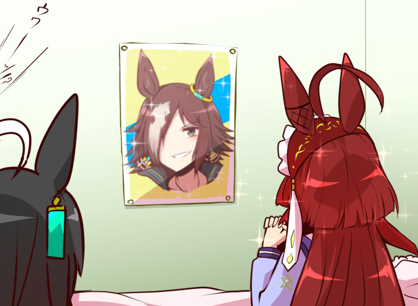 2girls, ahoge, alcohol, animal_ears, bed, black_hair, blunt_ends, brown_eyes, brown_hair, commentary, ear-to-ear, ear_covers, ear_ornament, ear_tag, earrings, grin, hair_over_one_eye, hairband, horse_ears, horse_girl, huge_ahoge, indoors, jewelry, layered_hair, long_hair, long_sleeves, manhattan_cafe_(umamusume), multicolored_hair, multiple_girls, own_hands_clasped, own_hands_together, photo_(object), pillow, purple_sailor_collar, purple_shirt, red_desire_(umamusume), red_hair, red_hairband, sailor_collar, school_uniform, shirt, single_earring, smile, sparkle, summer_uniform, tracen_school_uniform, translated, two-tone_hair, umamusume, vodka, vodka_(umamusume), white_hair, winter_uniform, yonedatomo_mizu