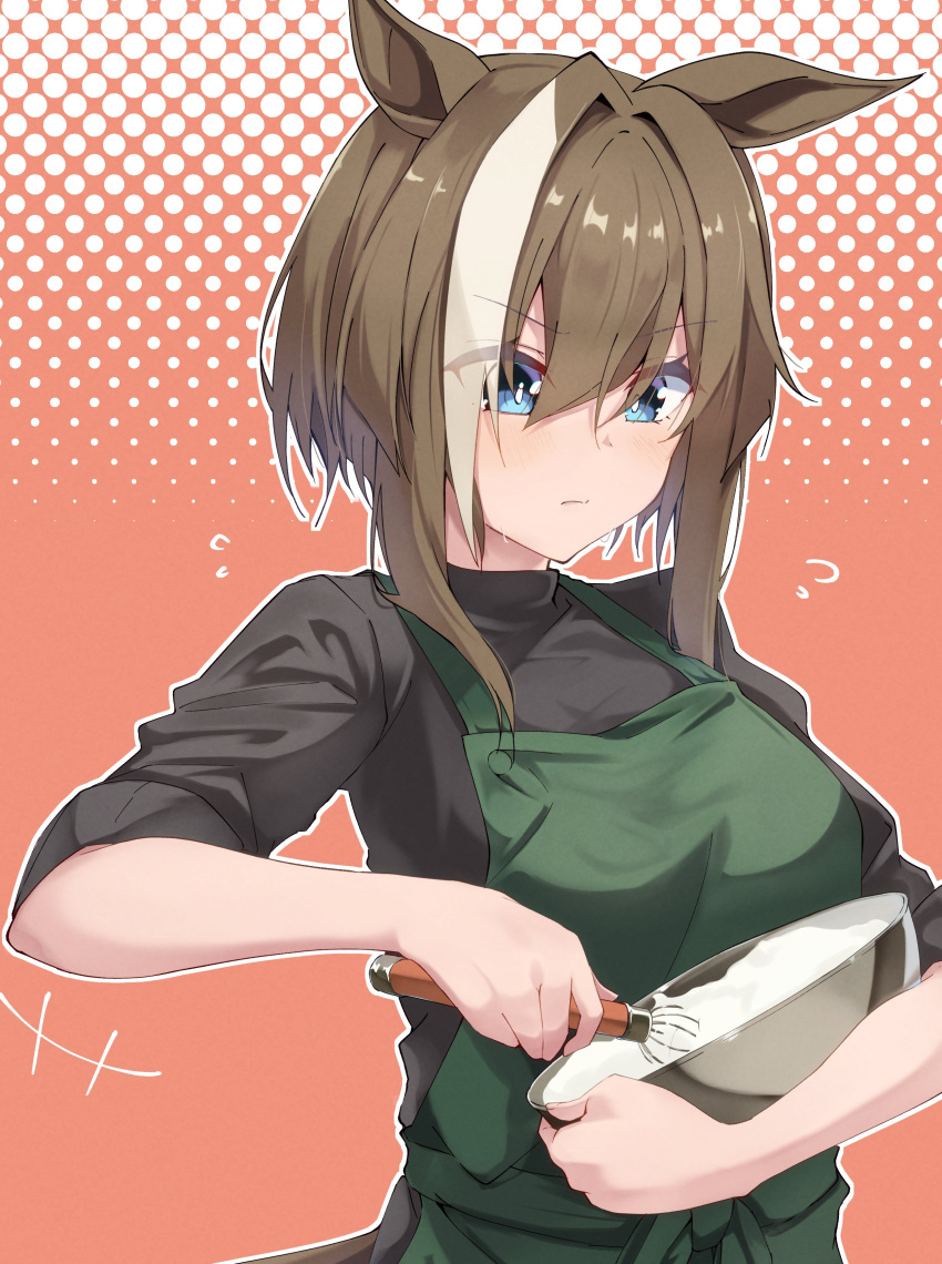 1girl, absurdres, animal_ears, apron, black_shirt, blue_eyes, bowl, breasts, cheval_grand_(umamusume), commentary_request, green_apron, hair_between_eyes, halftone, halftone_background, highres, holding, holding_bowl, holding_whisk, horse_ears, horse_girl, horse_tail, medium_breasts, mixing_bowl, multicolored_hair, orange_background, pandoa_(mikage0495), shirt, short_hair_with_long_locks, solo, streaked_hair, tail, three-quarter_sleeves, umamusume, upper_body, whisk, whisking, white_background, white_hair
