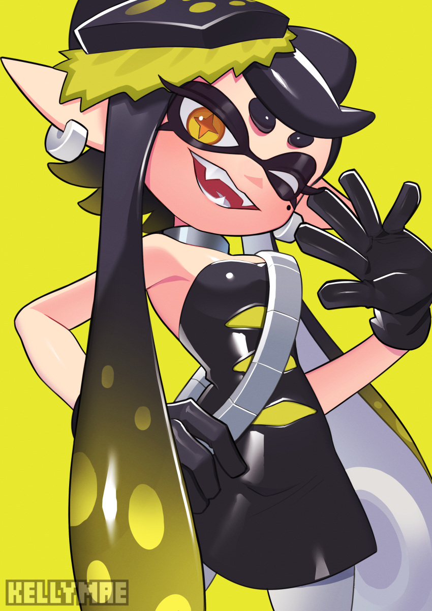 +_+, 1girl, absurdres, artist_name, bandolier, belt, black_dress, black_gloves, black_hair, blonde_hair, bow-shaped_hair, callie_(splatoon), choker, commentary, cowboy_shot, dress, earrings, fangs, food, food_on_head, gloves, gradient_hair, grey_choker, hand_on_own_hip, highres, inkling, jewelry, kellymae, long_hair, looking_at_viewer, mole, mole_under_eye, multicolored_hair, object_on_head, one_eye_closed, open_mouth, orange_pupils, pantyhose, pointy_ears, short_dress, short_eyebrows, simple_background, smile, solo, splatoon_(series), splatoon_3, standing, strapless, strapless_dress, sushi, swept_bangs, tentacle_hair, thick_eyebrows, twintails, twitter_username, very_long_hair, waving, white_pantyhose, yellow_background, yellow_eyes