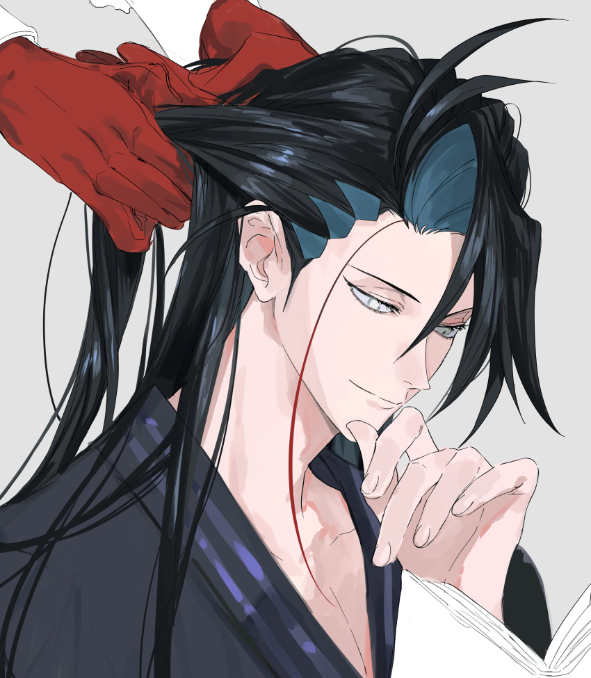 2boys, absurdres, antenna_hair, black_hair, book, braiding_another's_hair, curtained_hair, fate/grand_order, fate_(series), gloves, grey_background, grey_eyes, heterochromia, highres, hijikata_toshizou_(fate), japanese_clothes, kimono, kondou_isami_(fate), long_hair, male_focus, multiple_boys, red_gloves, simple_background, smile, upper_body, yurumawari