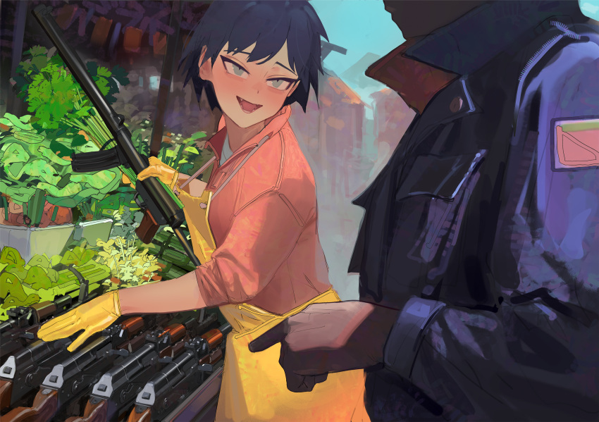1boy, 1girl, absurdres, apron, aqua_eyes, black_eyeliner, celery, commentary_request, eyeliner, eyes_out_of_frame, fangs, food, gloves, gun, head_out_of_frame, highres, holding, holding_gun, holding_weapon, jacket, long_sleeves, looking_at_another, magazine_(weapon), makeup, market, market_stall, original, outdoors, painterly, pink_shirt, pointing, pointing_at_object, polilla, polivia, shirt, short_hair, sleeve_pushed_up, spanish_commentary, talking, turning_head, vegetable, weapon, weapon_request, yellow_apron, yellow_gloves