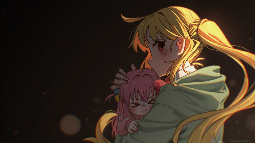 >_<, 2girls, alternate_size, blonde_hair, blush, bocchi_the_rock!, braid, carrying