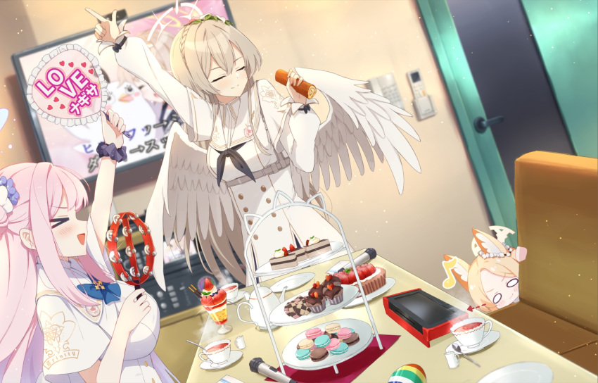 >_<, 3girls, :d, animal_ear_fluff, animal_ears, arm_up, arrow_(symbol), black_bow