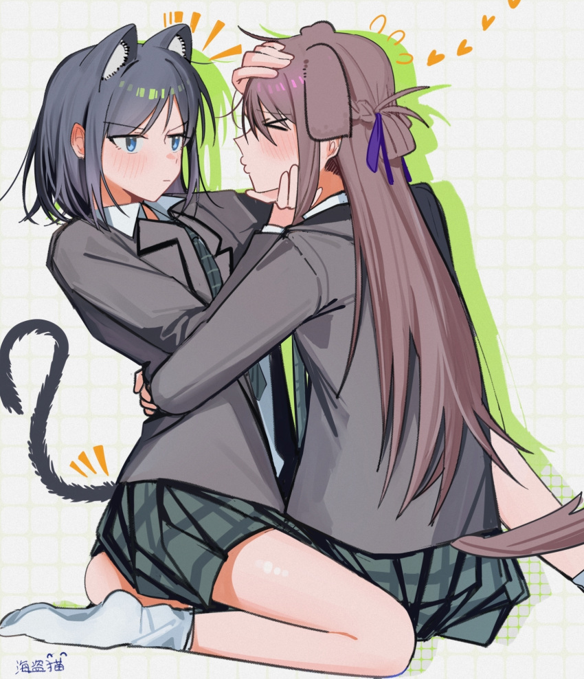 >_<, 2girls, animal_ears, black_hair, blue_eyes, braid, brown_hair, cat_ears