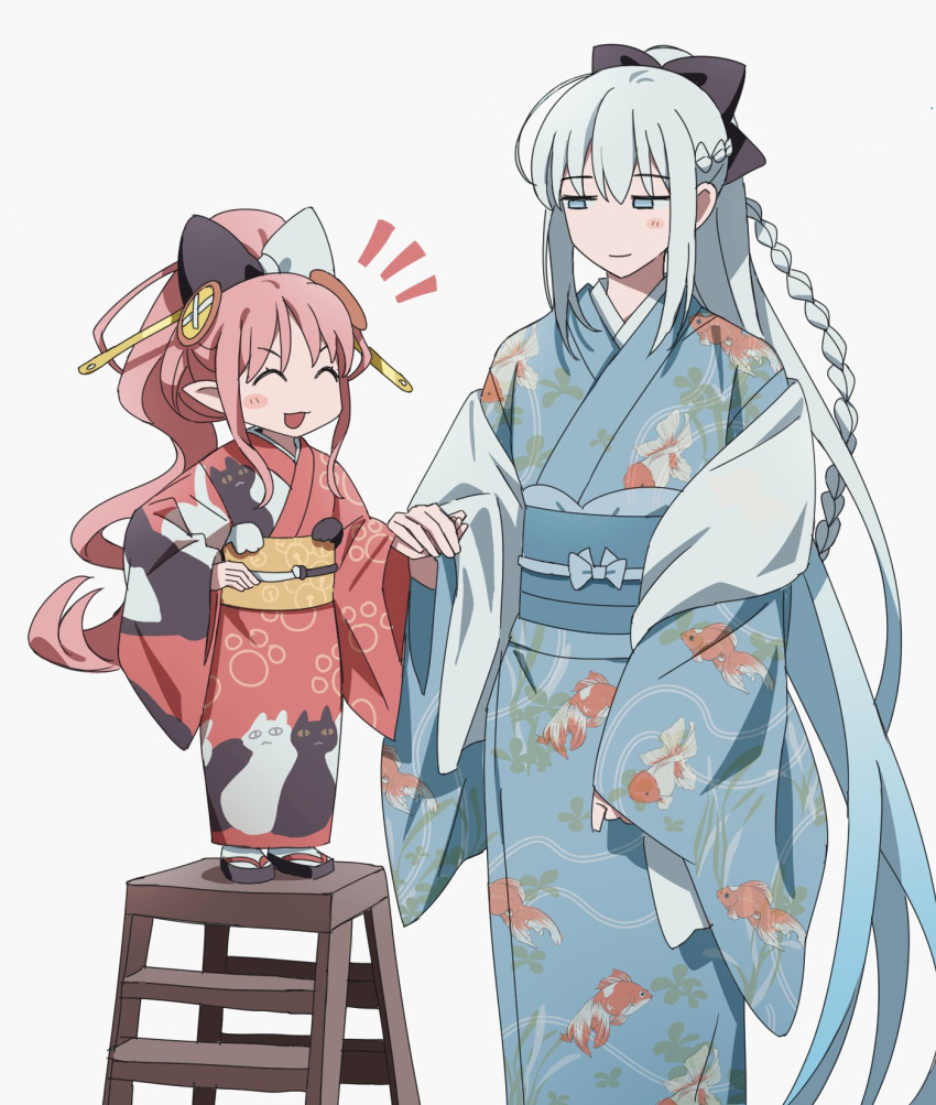 2girls, alternate_costume, animal_print, arm_at_side, black_bow, blue_eyes, blue_hair, blue_kimono, blue_sash, blush_stickers, bobi, bow, braid, button_hair_ornament, cat_print, closed_eyes, closed_mouth, commentary_request, fate/grand_order, fate_(series), fish_print, gradient_hair, grey_background, grey_hair, habetrot_(fate), habetrot_(over_the_same_sky)_(fate), hair_between_eyes, hair_bow, hair_ornament, half_up_braid, hand_on_own_hip, hand_up, high_ponytail, highres, holding_hands, japanese_clothes, kimono, korean_commentary, ladder, long_hair, long_sleeves, looking_at_another, morgan_le_fay_(fate), multicolored_hair, multiple_girls, no_nose, notice_lines, obi, obiage, obijime, okobo, on_ladder, open_mouth, pink_hair, platform_sandals, pointy_ears, ponytail, print_kimono, red_kimono, sandals, sash, shawl, simple_background, single_blush_sticker, size_difference, smile, socks, standing, stepladder, two-tone_bow, white_bow, white_shawl, white_socks, wide_sleeves, yellow_sash