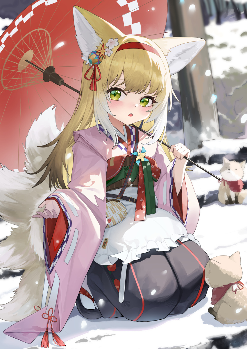1girl, absurdres, animal_ears, apron, arknights, black_hakama, blonde_hair, chinese_commentary, coin_purse, commentary, flower, fox, fox_ears, fox_girl, fox_tail, frilled_apron, frills, green_eyes, hair_flower, hair_ornament, hairband, hakama, hakama_skirt, highres, holding, holding_umbrella, japanese_clothes, kimono, liago, long_hair, long_sleeves, multiple_tails, official_alternate_costume, oil-paper_umbrella, okobo, pink_kimono, pinwheel, platform_sandals, red_hairband, red_umbrella, sandals, skirt, snow, solo, suzuran_(arknights), suzuran_(yukibare)_(arknights), tail, umbrella, waist_apron, white_apron, wide_sleeves