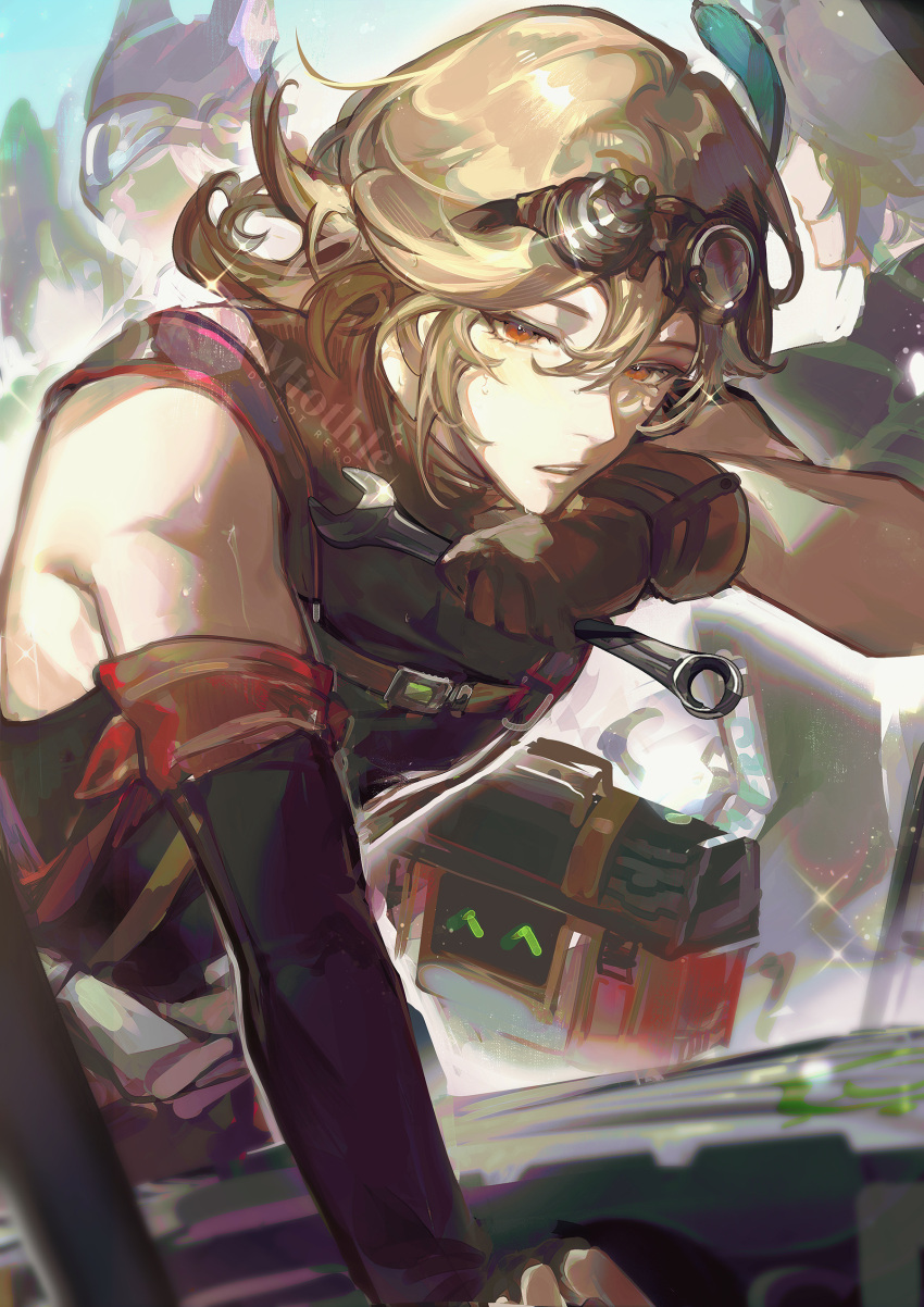 2boys, absurdres, alhaitham_(genshin_impact), arm_wrap, black_shirt, blonde_hair, blue_sky, blush