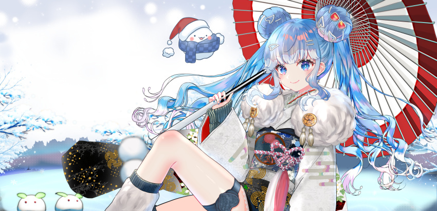 1girl, blue_eyes, blue_hair, boots, cilus_(kobo_kanaeru), closed_mouth, colored_tips, commentary, double_bun, egasumi, english_commentary, floral_print, floral_print_kimono, fur_boots, fur_scarf, hair_bun, highres, holding, holding_umbrella, hololive, hololive_indonesia, japanese_clothes, kimono, knee_up, kobo_kanaeru, kobo_kanaeru_(new_year), long_hair, long_sleeves, looking_at_viewer, multicolored_hair, obi, official_alternate_costume, official_alternate_hairstyle, oil-paper_umbrella, outdoors, print_kimono, sash, sidelocks, sitting, smile, snow, solo, sowon, twintails, two-tone_hair, umbrella, virtual_youtuber, wavy_hair, white_hair, white_kimono, wide_sleeves, winter