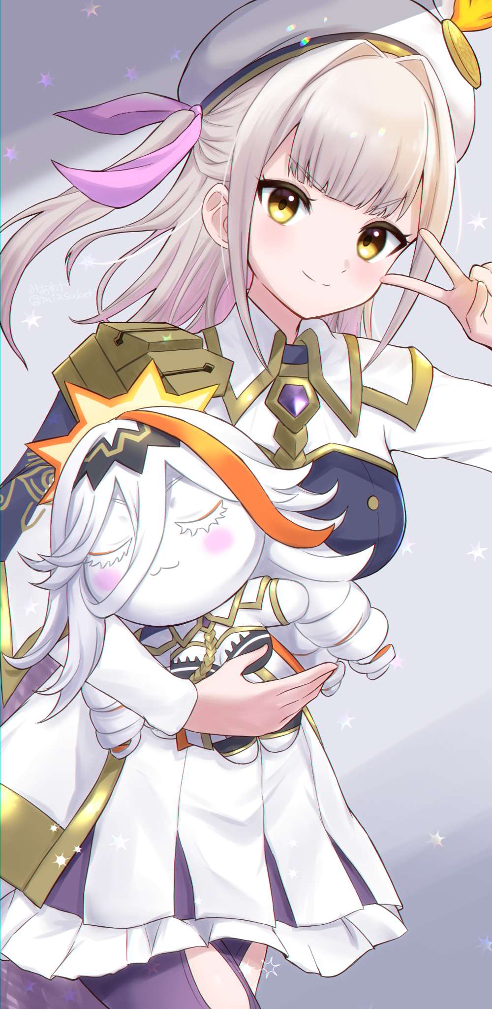 1girl, baldr_(fire_emblem_heroes), beret, breasts, brown_hair, character_doll, commentary_request, cowboy_shot, doll, fire_emblem, fire_emblem_heroes, grey_background, hat, hat_feather, highres, holding, holding_doll, long_hair, looking_at_viewer, medium_breasts, miasuke, simple_background, smile, solo, thighs, v, v_over_eye, vali_(fire_emblem), white_hat, yellow_eyes