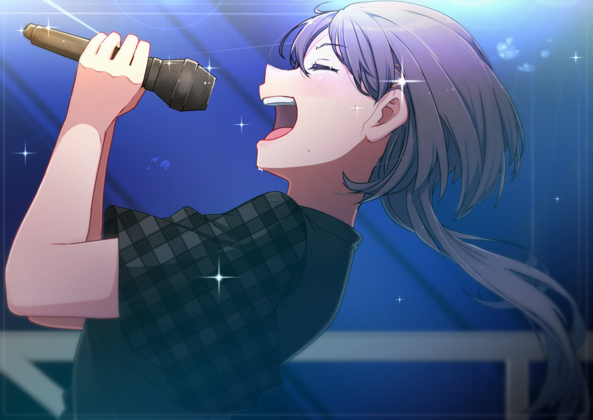 1girl, 5th_live_tour_~4pair_power_spread!!!!~, black_shirt, commentary_request, from_side, gingham_sleeves, holding, holding_microphone, jellyfish_cut, katsuragi_izumi, link!_like!_love_live!, long_hair, love_live!, microphone, open_mouth, profile, repunit, shirt, solo, sparkle, sweat, upper_body, virtual_youtuber