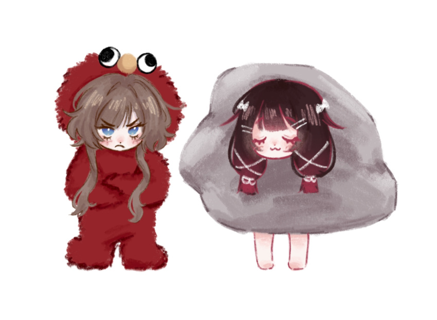 2girls, :3, angry, bare_legs, black_hair, blue_eyes, bow, brown_hair, closed_eyes, columbina_(genshin_impact), cosplay, crossed_arms, dangoyunyu, elmo, elmo_(cosplay), genshin_impact, gradient_hair, hair_bow, hair_ornament, highres, long_hair, multicolored_hair, multiple_girls, rock, sandrone_(genshin_impact), sesame_street, simple_background, smile, standing, two-tone_hair, white_background, white_bow