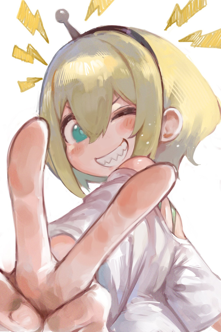 1girl, amano_pikamee, amano_pikamee_(1st_costume), black_hairband, blonde_hair, blush, commentary, dokuro_deluxe, green_eyes, grin, hair_between_eyes, hairband, highres, lightning_bolt_symbol, loose_clothes, loose_shirt, off-shoulder_shirt, off_shoulder, one_eye_closed, open_mouth, sharp_teeth, shirt, short_hair, simple_background, smile, solo, teeth, v, virtual_youtuber, voms, white_background, white_shirt