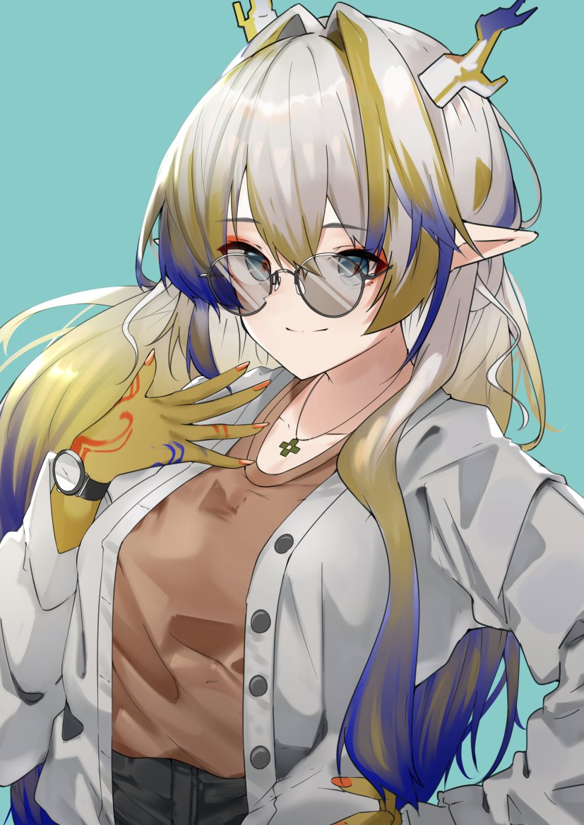 1girl, alternate_costume, aqua_background, arknights, bespectacled, blonde_hair, blue_eyes, blue_hair, brown_shirt, buttons, cardigan, collarbone, colored_extremities, commentary_request, dragon_girl, dragon_horns, eyeliner, fingernails, glasses, grey_cardigan, grey_hair, hair_between_eyes, hair_intakes, hand_on_own_hip, hand_up, horns, jewelry, long_hair, long_sleeves, looking_at_viewer, makeup, multicolored_hair, necklace, open_cardigan, open_clothes, orange_eyeliner, pointy_ears, round_eyewear, shirt, shu_(arknights), simple_background, solo, t-shirt, unbuttoned, upper_body, watch, watch, z_(knkr1025)