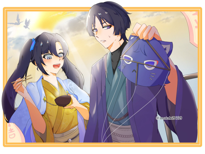 1boy, 1girl, alternate_costume, asymmetrical_bangs, bird, black_hair, black_shirt, blue_kimono, blunt_bangs, blunt_ends, blush, border, bowl, chopsticks, clouds, cloudy_sky, commentary_request, fingernails, floral_print, floral_print_kimono, genshin_impact, grey_eyes, hair_between_eyes, hands_up, haori, highres, holding, holding_bowl, holding_chopsticks, japanese_clothes, kimono, long_hair, looking_at_object, matabi-id, mona_(genshin_impact), obi, open_mouth, orange_border, outdoors, parted_bangs, print_kimono, purple_haori, sash, scaramouche_(cat)_(genshin_impact), scaramouche_(genshin_impact), shirt, sidelocks, sky, sweatdrop, teeth, tongue, turtleneck, turtleneck_shirt, twintails, twitter_username, undershirt, upper_teeth_only, violet_eyes, white_border, white_mouth, wispy_bangs, yellow_kimono, yellow_sky, yellow_sleeves